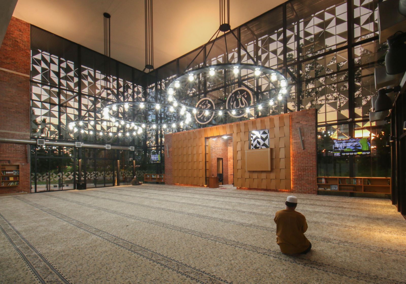 The interior of Masjid Daing Abdul Rahman is a contemporary reinterpretation of Islamic architectural elements, while incorporating passive cooling strategies to reduce reliance on air conditioning.