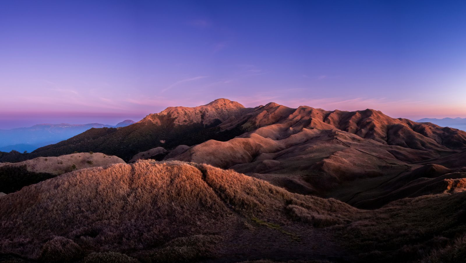 A panoramic shot of Mount Pulag's summit, a popular destination among veteran hikers (Photo: Wikimedia Commons/Bien02)