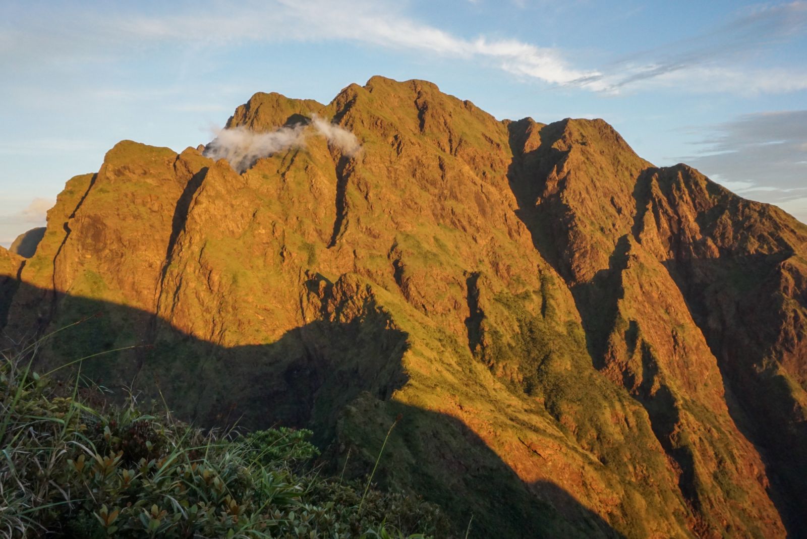 The summit of Mount Guiting-Guiting from Mayo's Peak (Photo: Wikimedia Commons/Androkoy)