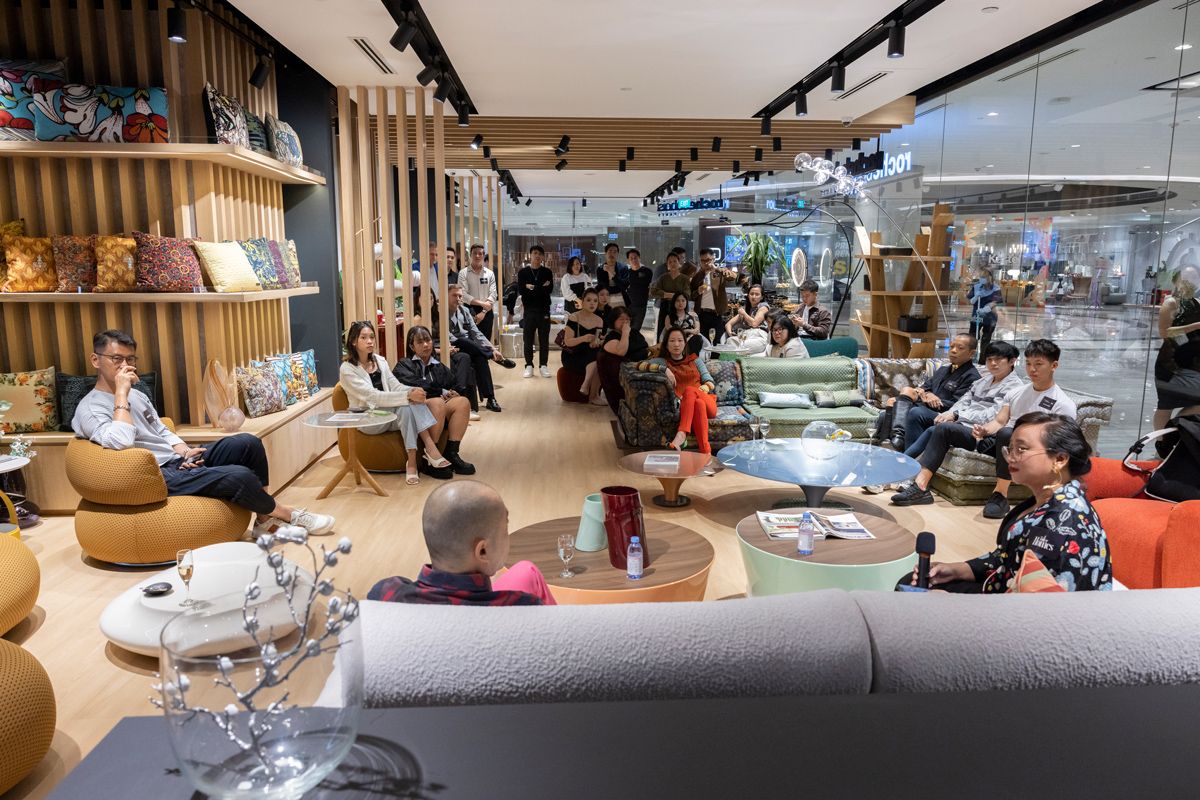 The captivated audience lounging on Roche Bobois' collection