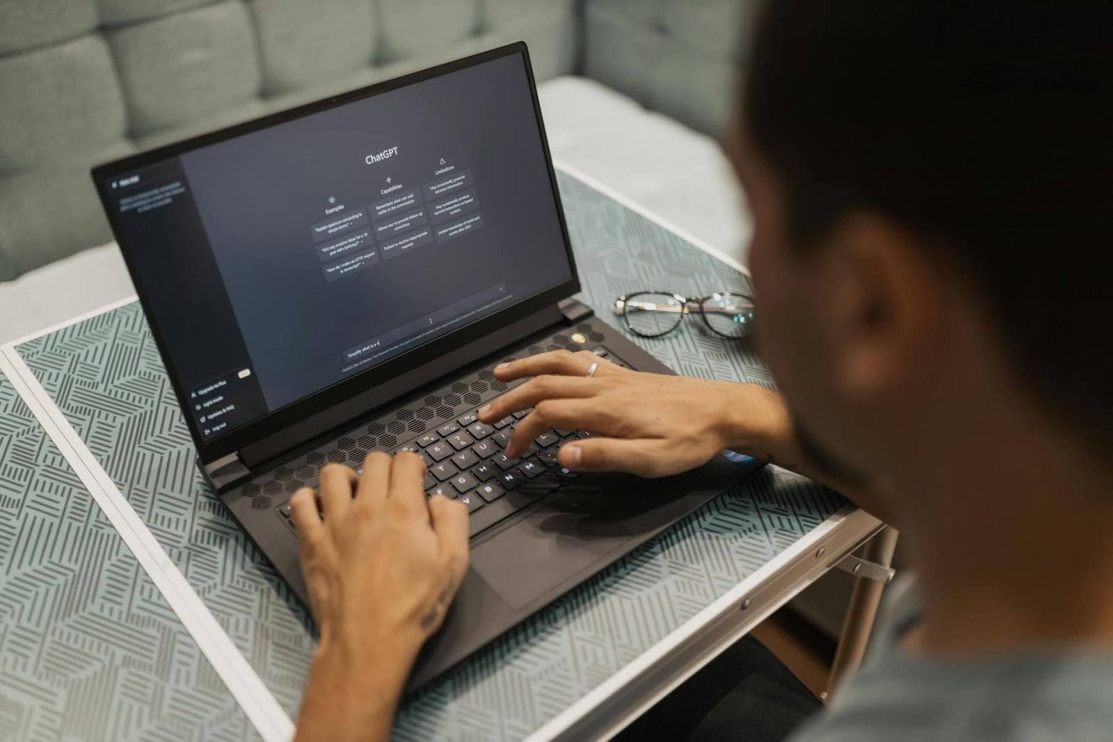 Việc lạm dụng AI chatbot có thể mang đến những hệ quả tiêu cực không mong muốn. Ảnh: Matheus Bertelli / Pexels.