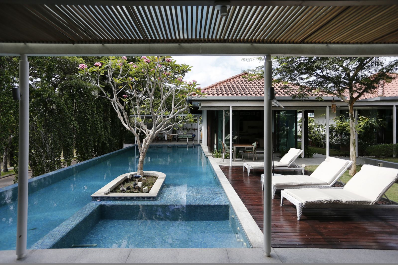 A multipavilion house in Ledang Heights with expansive outdoor areas which seamlessly connect to the indoor areas