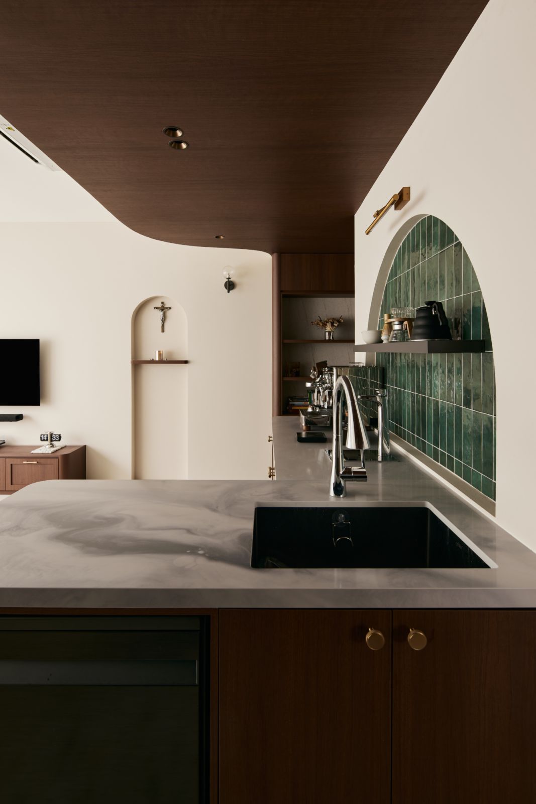 The interplay of gentle curves, recessed lighting and a natural material palette enriches the home with visual warmth and flow