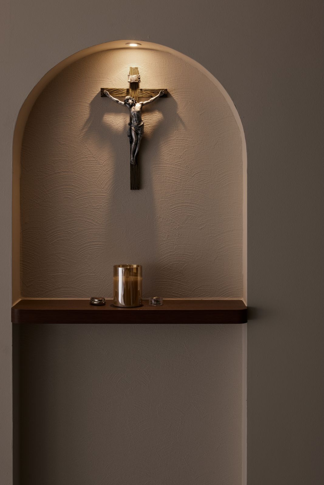 Softly illuminated at night, the altar becomes a contemplative focal point—balancing privacy, intimacy and design