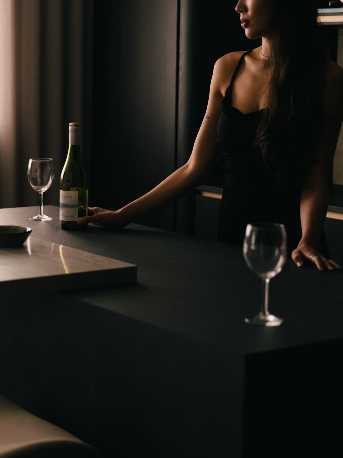 Intimate and immersive, the bar island’s bold materiality and mood lighting make it ideal for hosting or quiet unwinding