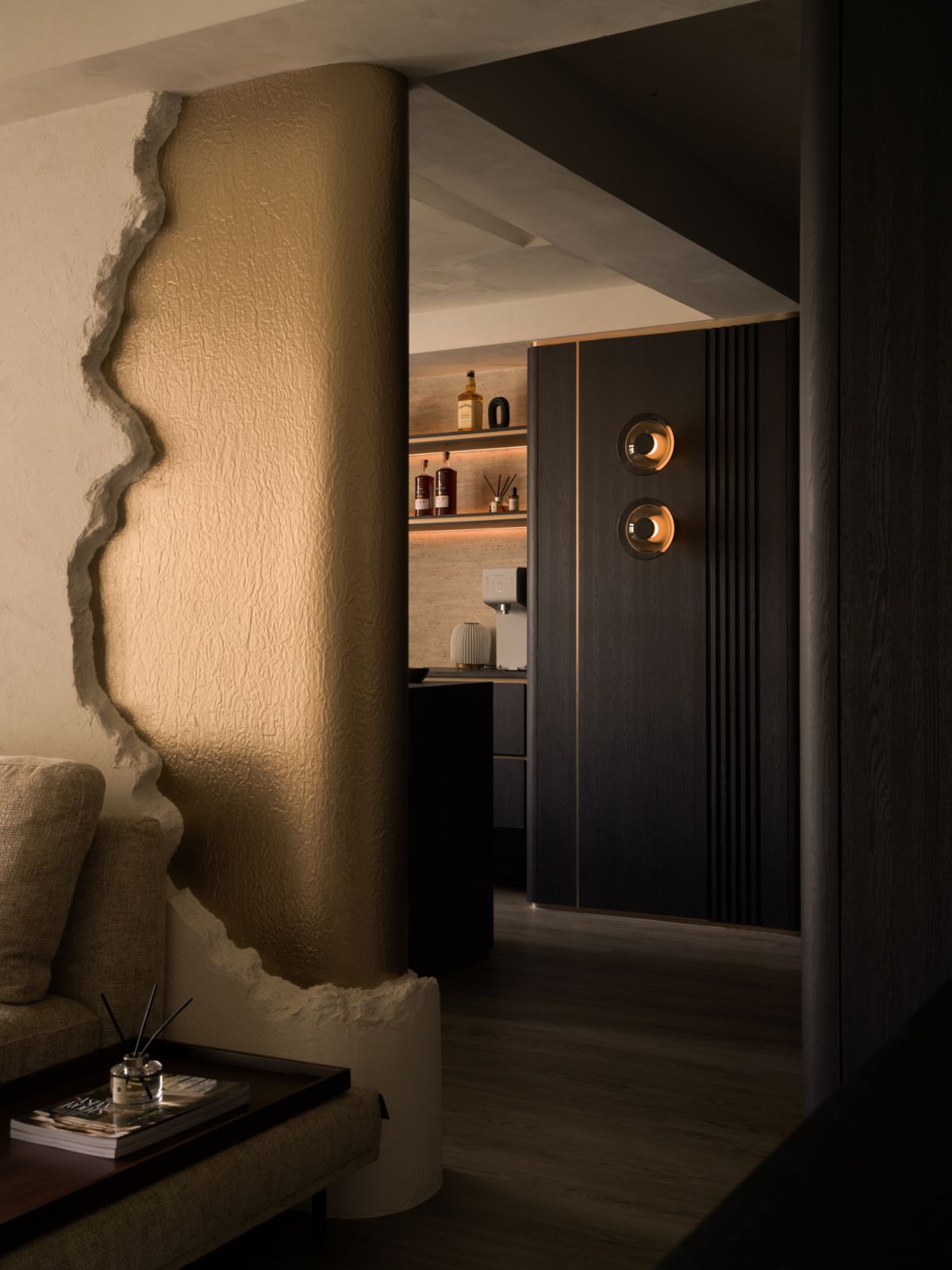 Raw meets refined: an expressive feature column reveals its textured, golden interior—introducing visual contrast and a touch of quiet opulence to the open-plan living area