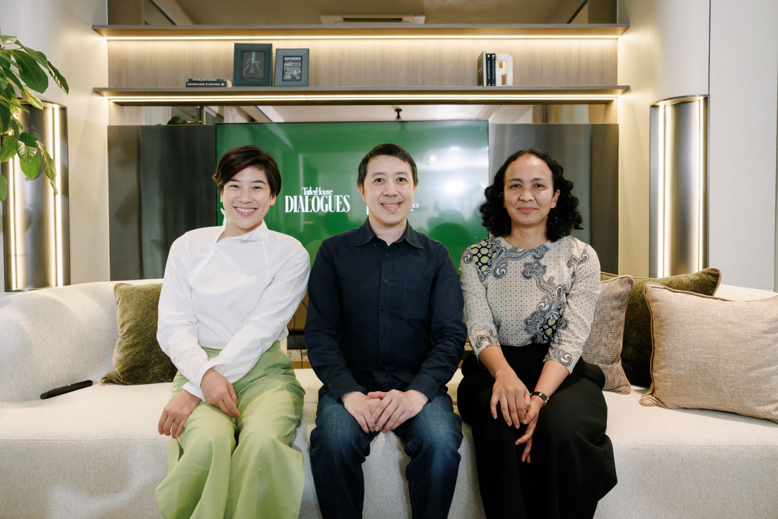 เวทีเสวนา Tatler House Dialogues ครั้งที่สอง เชิญบุคคลชั้นนำผู้ขับเคลื่อนแนวคิดด้านความยั่งยืนและการออกแบบ ได้แก่ ชัชนิล ซัง กรรมการบริหาร บริษัท สถาปนิกชุมชนและสิ่งแวดล้อมอาศรมศิลป์ จำกัด, ธีรชัย ศุภเมธีกูลวัฒน์ ผู้ร่วมก่อตั้งแบรนด์ QUALY และ อินทิพร แต้มสุขิน (Max) คอนเทนต์ครีเอเตอร์สายสุขภาพและโค้ชด้านโภชนาการ (ภาพ: Tatler)