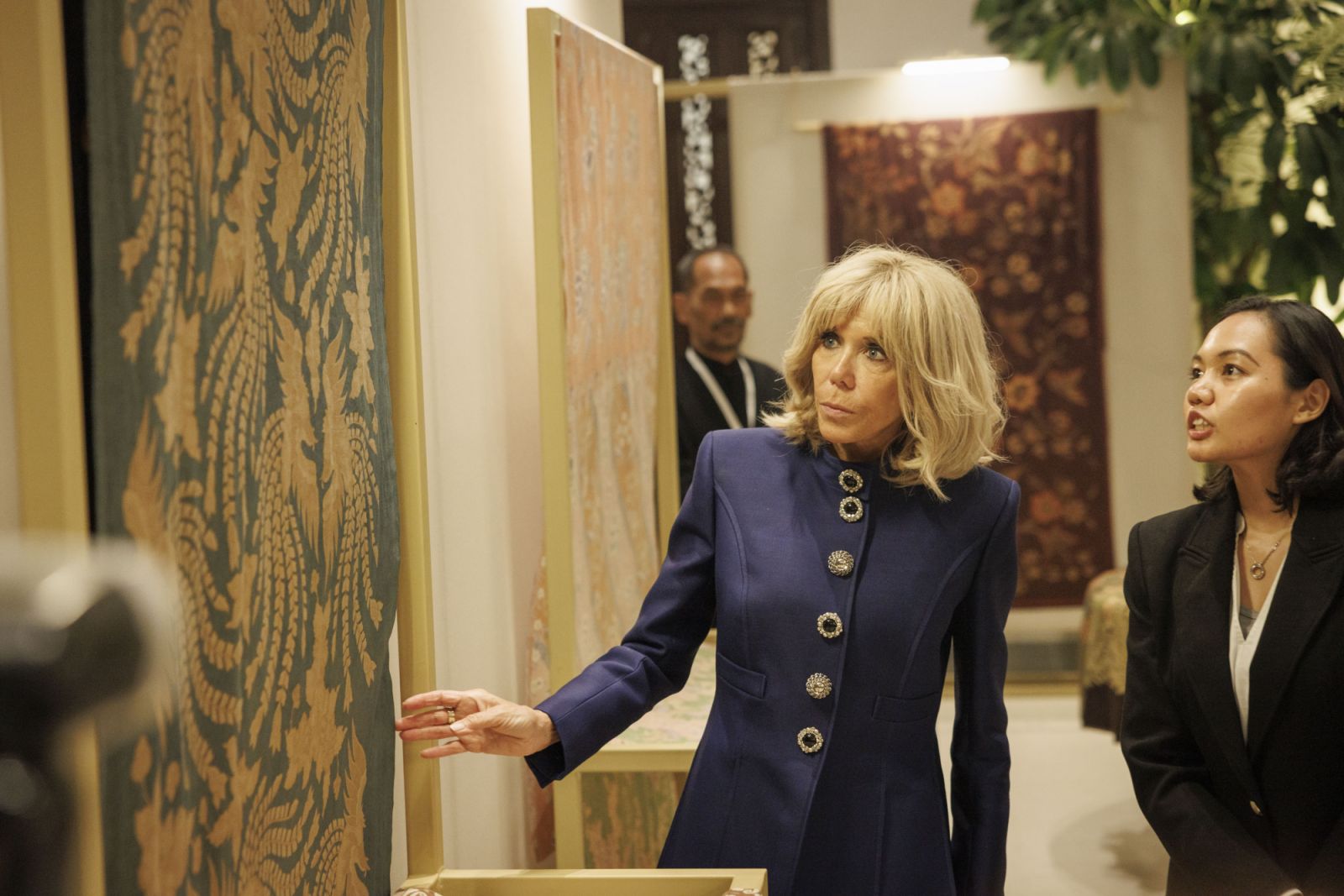 Madame Brigitte Macron menghadiri  L’Art Botanique du Paradis, sebuah pameran imersif yang menggabungkan kekayaan seni interior, fashion, dan seni rupa kontemporer karya seniman serta desainer terbaik Tanah Air