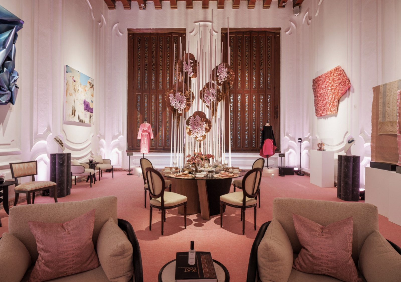 Vivianne Faye’s Tenun Rosé Lounge menghadirkan kemewahan tekstil tradisional dalam nuansa elegan—perpaduan budaya dan desain Indonesia