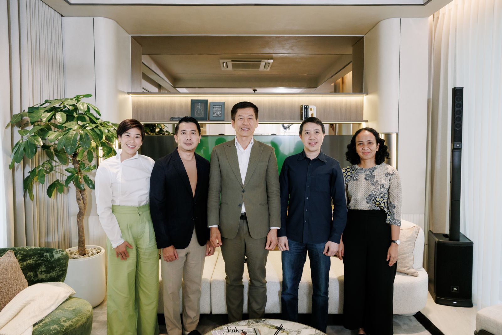 จากซ้าย: อินทิพร แต้มสุขิน (Max), ณัฐวุฒิ แสงชูวงษ์ บรรณาธิการบริหาร Tatler Thailand, สุธี ลิมปนชัยพรกุล ประธานอำนวยการบริษัท นายณ์ เอสเตท จำกัด, ธีรชัย ศุภเมธีกูลวัฒน์ ผู้ร่วมก่อตั้งแบรนด์ QUALY และ ชัชนิล ซัง กรรมการบริหาร บริษัท สถาปนิกชุมชนและสิ่งแวดล้อมอาศรมศิลป์ จำกัด (ภาพ: Tatler)