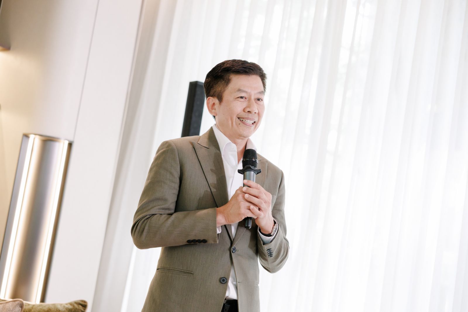 สุธี ลิมปนชัยพรกุล ประธานอำนวยการบริษัท นายณ์ เอสเตท จำกัด (ภาพ: Tatler)