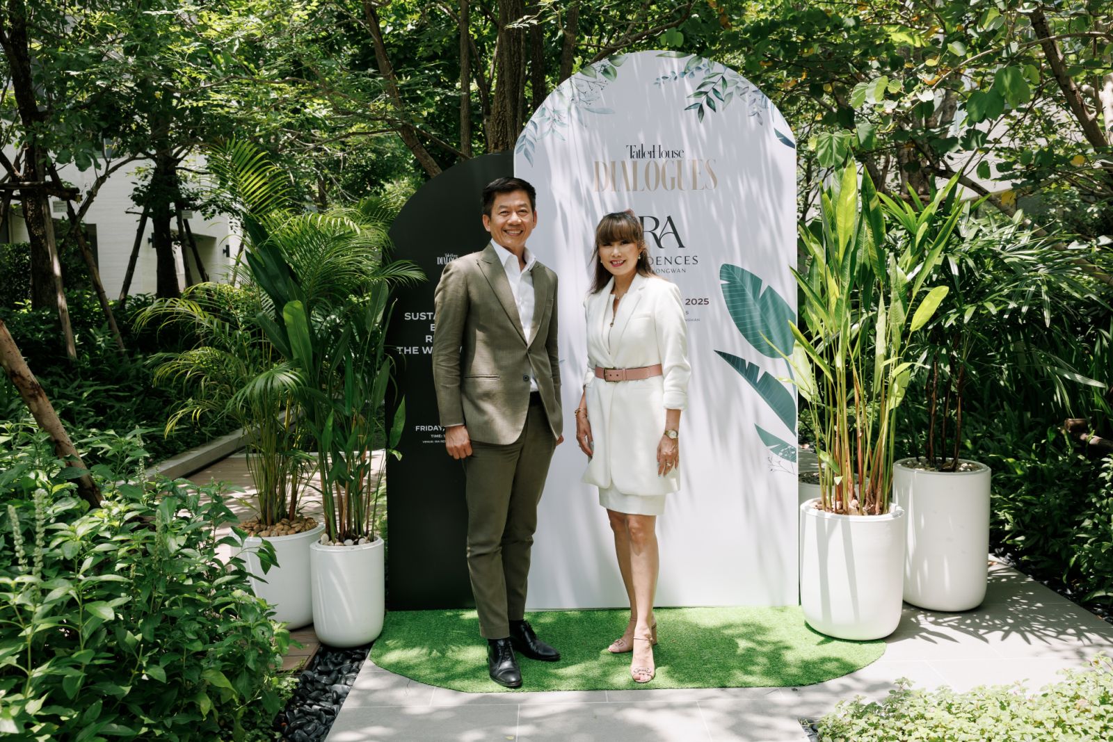 สุธี ลิมปนชัยพรกุล ประธานอำนวยการบริษัท นายณ์ เอสเตท จำกัด และ อภิญญา โดลแลน กรรมการผู้จัดการ (Managing Director) ของ Tatler Thailand (ภาพ: Tatler)