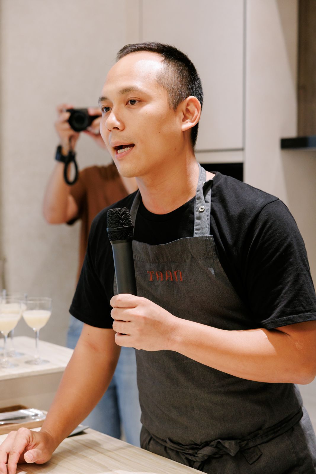 เชฟเทพ มนต์เทพ กมลศิลป์ จากร้าน TAAN Bangkok (ภาพ: Tatler)