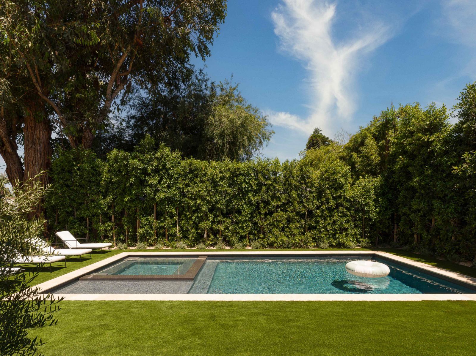 Tall hedges provide privacy for SLS Properties Inc’s Villa La Maida
project in Los Angeles (Photo: Todd Goodman / LA Light)