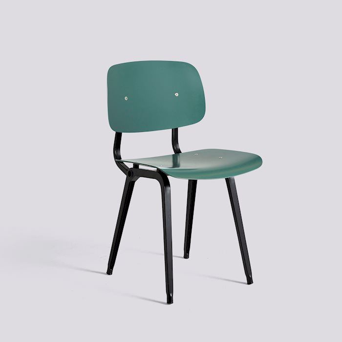 เก้าอี้ Revolt Chair ที่ออกแบบโดย Friso Kramer ในยุค 1950 และถูกนำมาผลิตใหม่โดย HAY