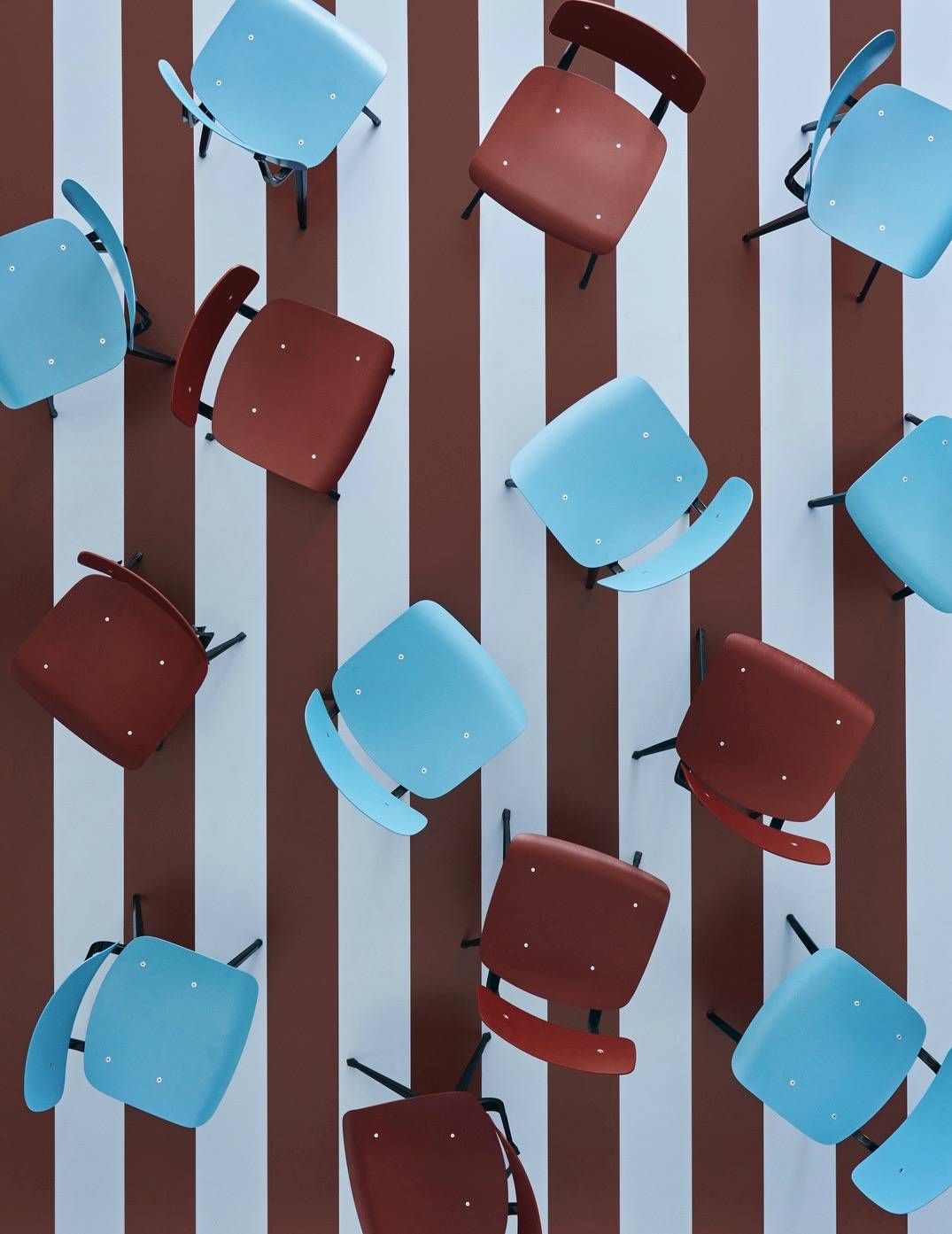 เก้าอี้ Revolt Chair ที่ออกแบบโดย Friso Kramer ในยุค 1950 และถูกนำมาผลิตใหม่โดย HAY