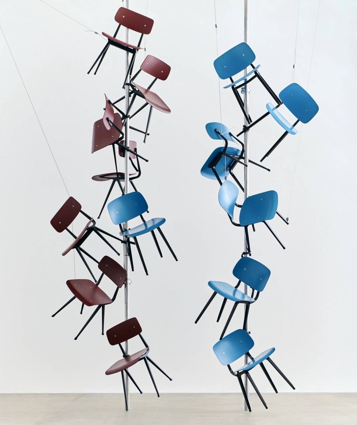 เก้าอี้ Revolt Chair ที่ออกแบบโดย Friso Kramer ในยุค 1950 และถูกนำมาผลิตใหม่โดย HAY