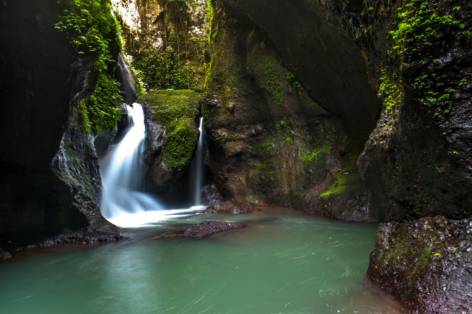 The Ambon-Ambon Falls in Laurel, Batangas (Photo: Flickr/Jose Nicdao)