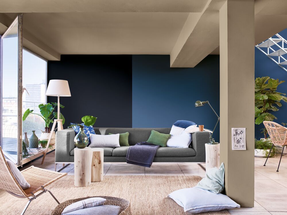Dulux Ambiance Pearl Glo achieves a “pop and base” pairing of Neptune’s Depth (27BB 10/138) and Black Mica (30BB 05/022) with the soft neutrals of Wright Stone (10YY 30/106)