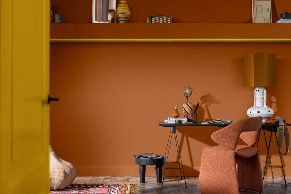 Dulux Ambiance Pearl Glo’s HD Colour Technology locks in the colour intensity of Gold Curry (40YY 49/546) and
Autumn Walks (48YR 26/519), keeping walls looking vivid and fresh for longer