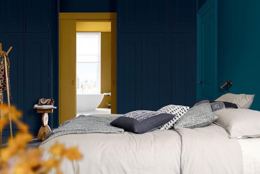 A dynamic contrast of Gold Curry (40YY 495/46),
Pebble Drift (90BG 17/120) and
Indigo Depths (46BB 08/059)