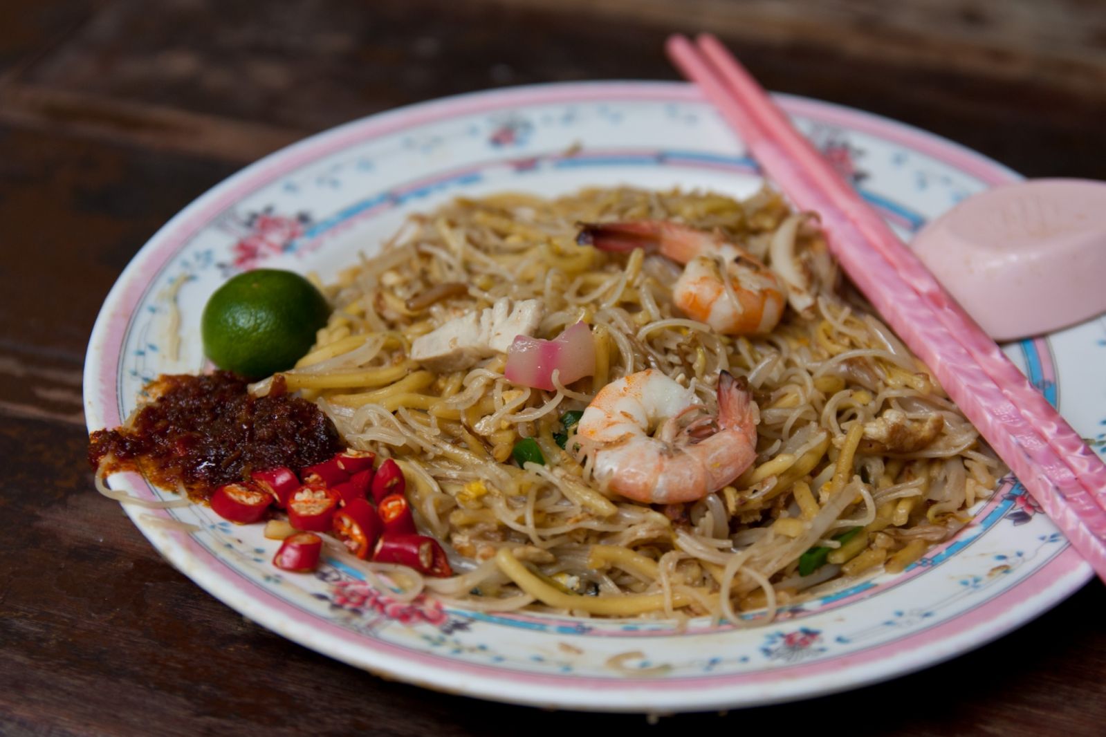 Fried Hokkien mee by a Golden Mile Food Centre stalwart in Singapore (Photo: Getty Images)
