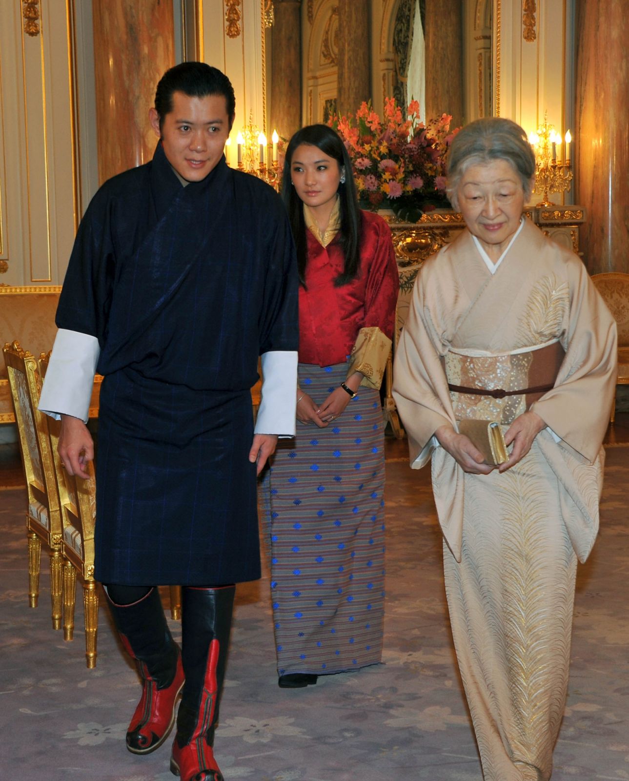Bhutan's King Jigme Khesar Namgyel Wangehuk and Queen Jetsun Pema escort Japan's Empress Michiko at the Akasaka guest house. The Bhutanese queen wears a pair of blue poppy earrings by Anna Hu (Photo: Kasahara KATSUMI/Gamma-Rapho via Getty Images)