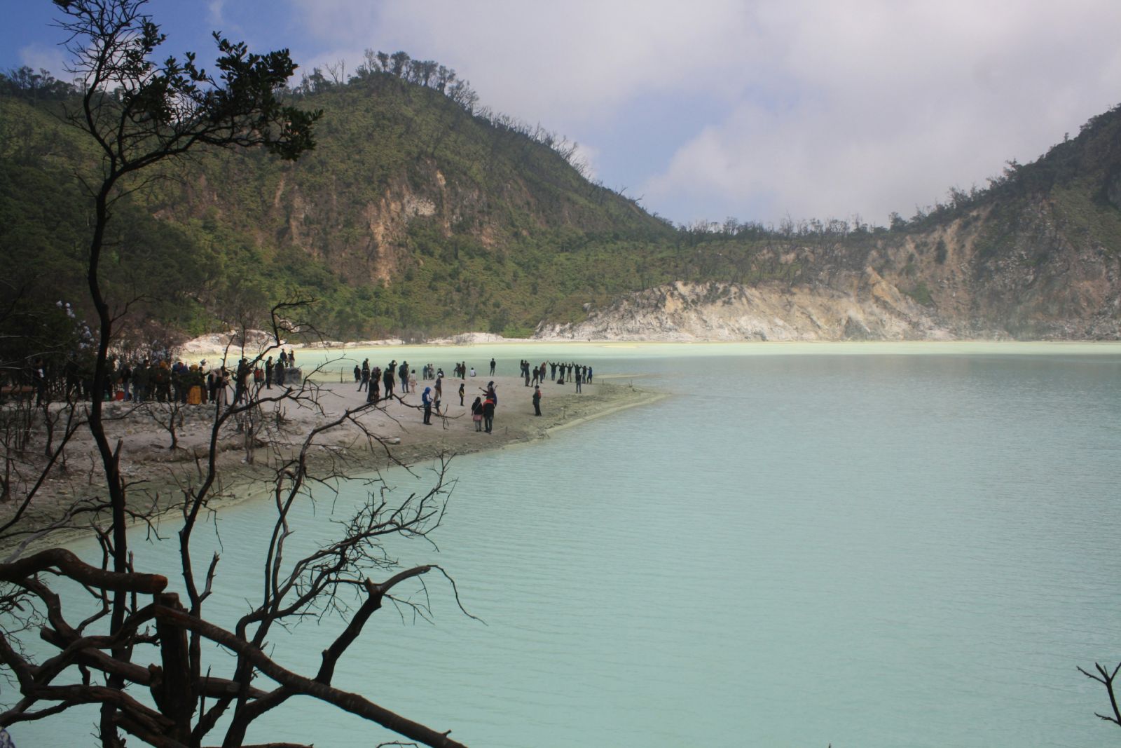 Turquoise lake at Kawah Putih in West Java, Indonesia (Photo: Unsplash/Maneesh Shahani)