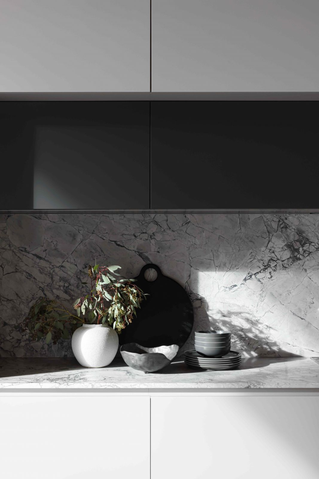 A lustrous mix of pearl grey Corian and super white marble in the kitchen