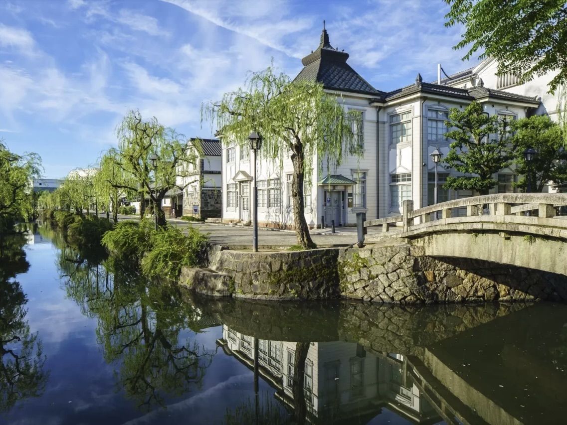 The white-walled warehouses are located next to the Kurashiki River (Photo: Okayama Prefecture Official Tourism Guide)
