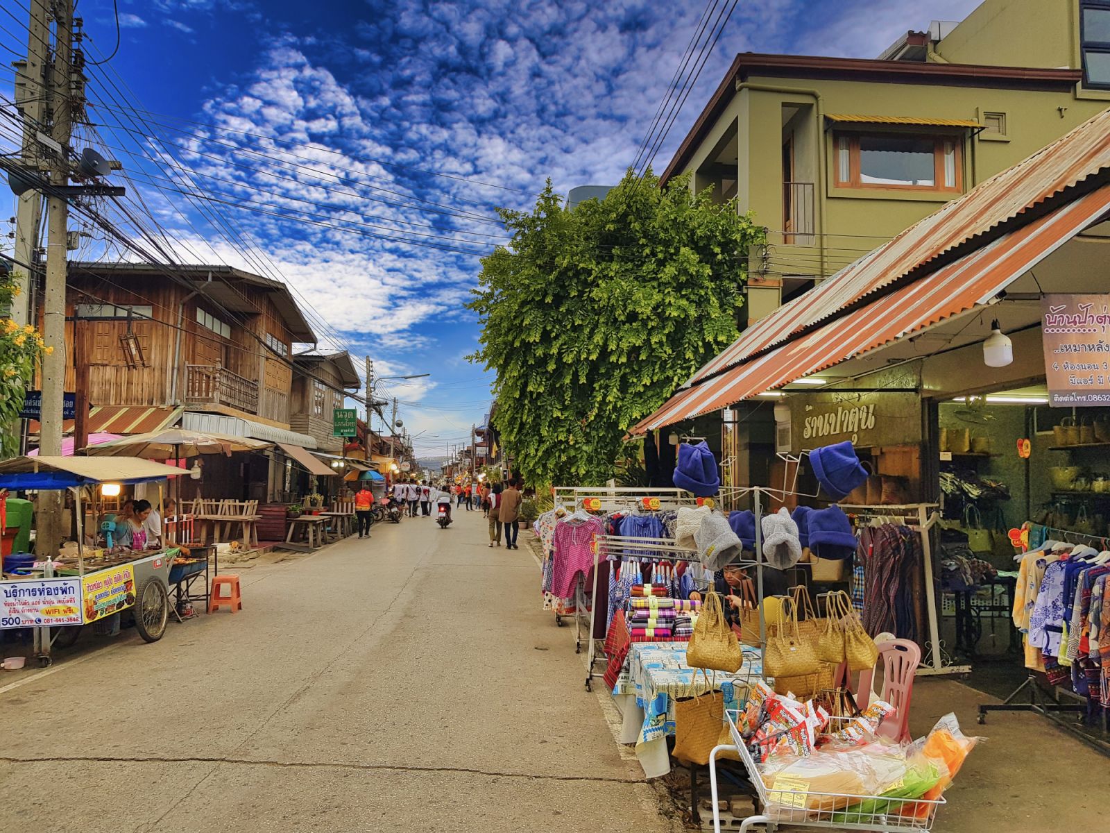Chiang Khan has a bunch of stores and street food to explore (Photo: Getty image)