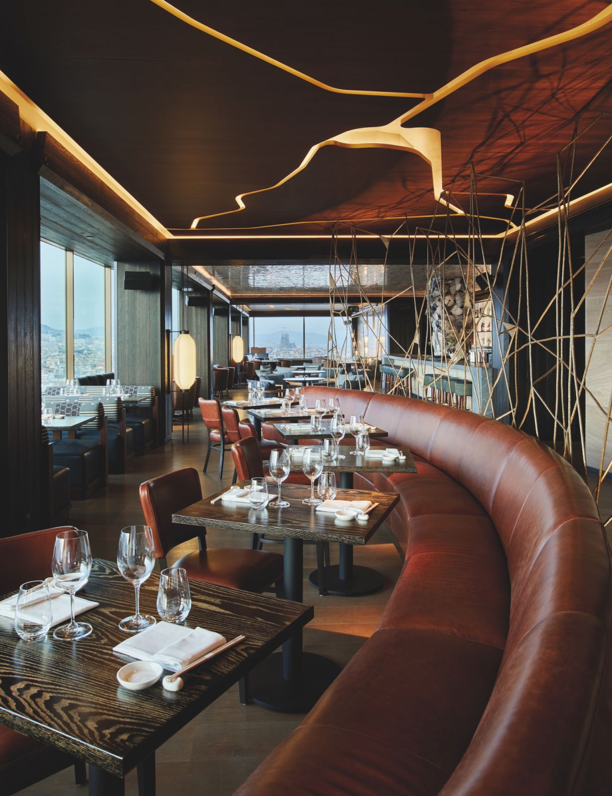 The ceiling  of Nobu Barcelona draws inspiration from the Japanese art of kintsugi, featuring  live-edge walnut panels intersected by gold-coloured veins (Photo: Ricardo Labougle)