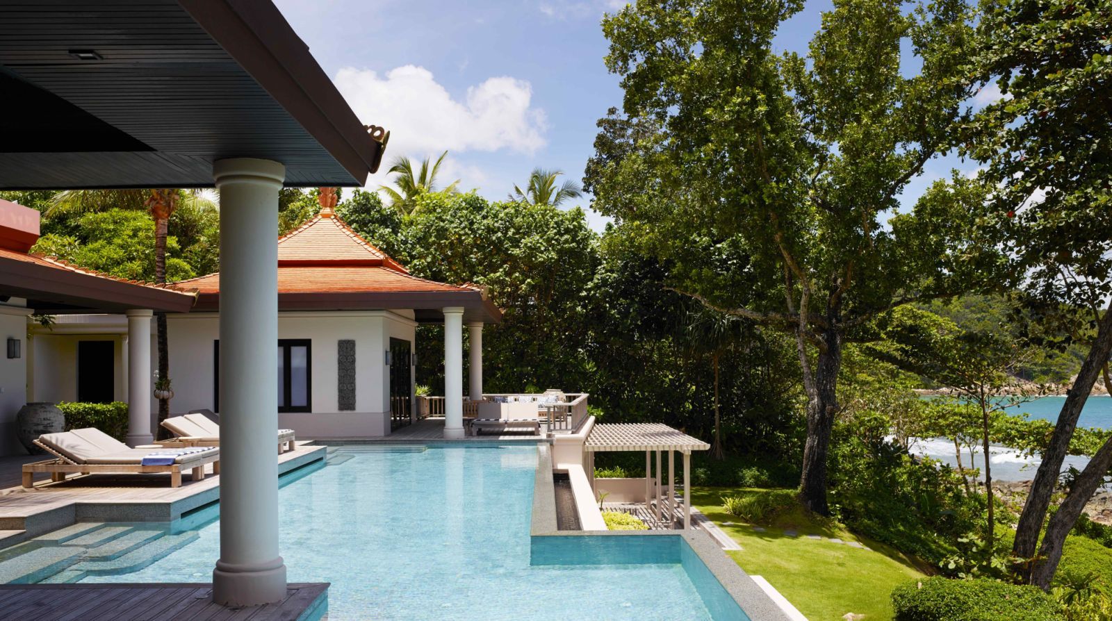 The main swimming pool that overlooks the private beach (Photo: Thorp Design)