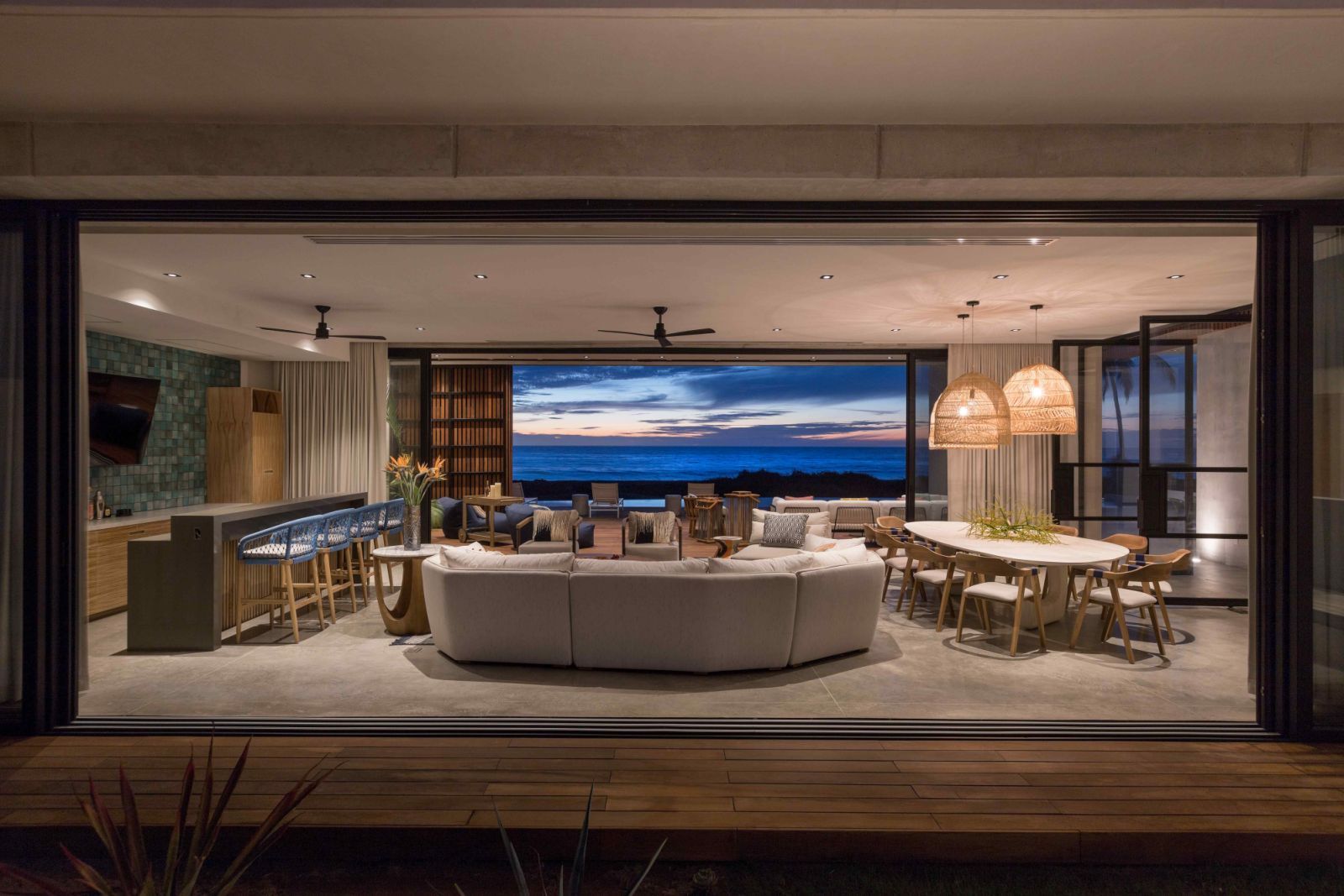 Retractable floor-to-ceiling doors embrace the sea breeze and breathtaking views (Photo: Marcos Garcia)