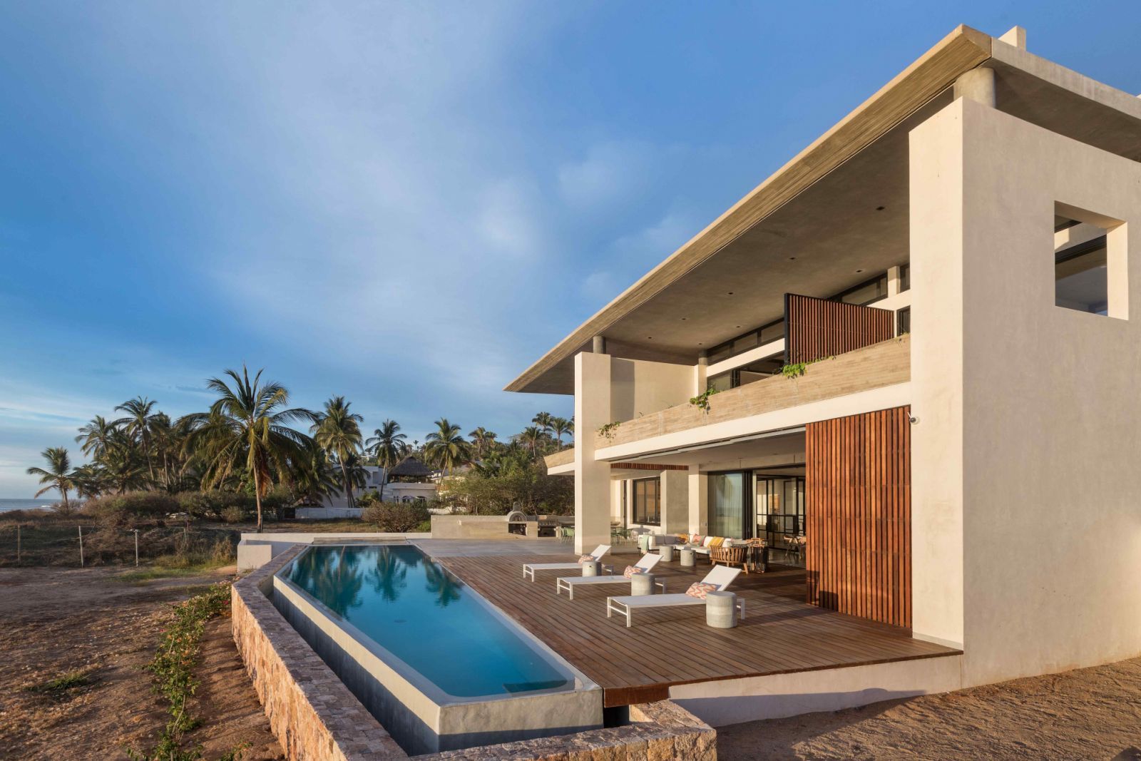 Teak louvres provide seclusion without sacrificing ocean views (Photo: Marcos Garcia)