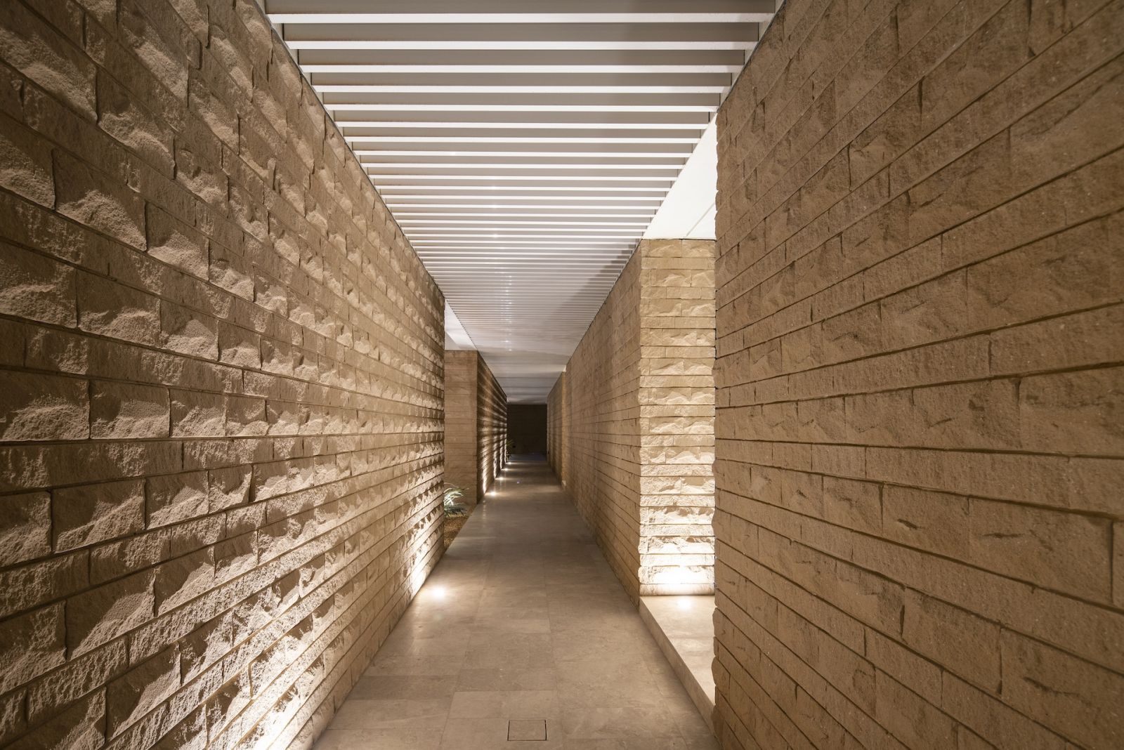 Locally sourced bricks that alternate between standard and rough split-faced textures (Photo: Nelson Garrido)