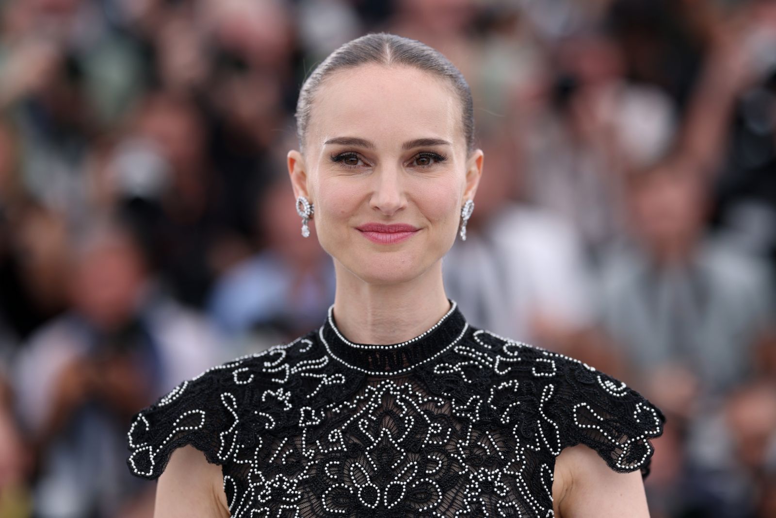 8 cuốn sách được Natalie Portman gợi ý sẽ làm bạn bất ngờ | Tatler Asia