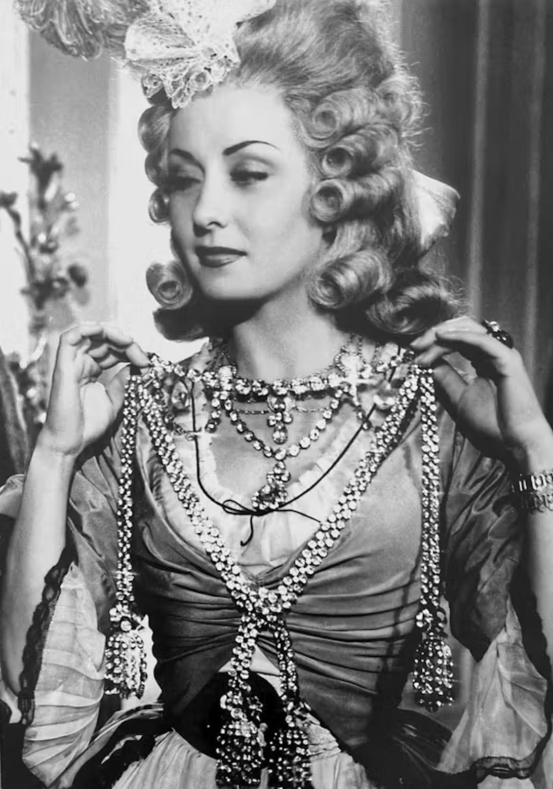 The necklace worn by the actress Viviane Romance on the set of the movie L’Affaire du collier de la Reine, 1946, by Marcel L’Herbier (ภาพ: www.artcurial.com)