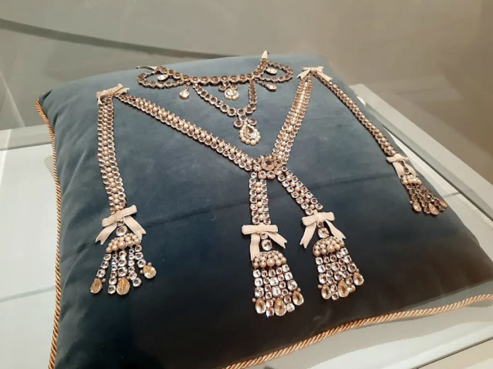 Replica of the Queen Necklace, 1960-1963, Musée National des Châteaux de Versailles et de Trianon. White sapphires, pearls, silver and silk. Image taken at the exhibition “MARIE-ANTOINETTE, MÉTAMORPHOSES D’UNE IMAGE”, Conciergerie, Paris. 2019. Source: laparisiennedunord.com