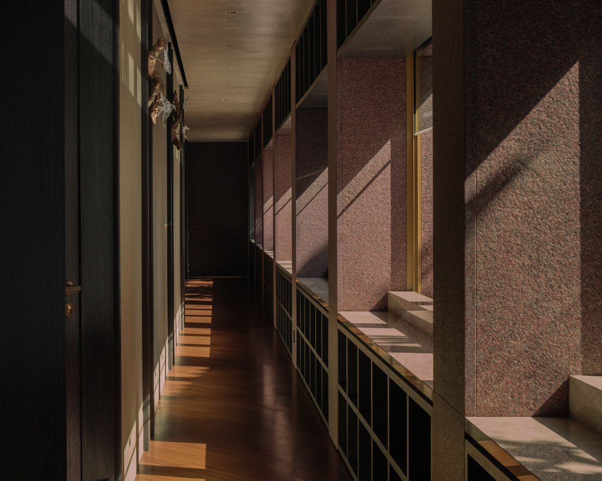 A poetic shadow play in the library