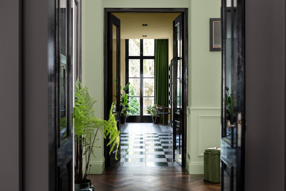 A perfect balance of vibrant elegance and durable luxury with Generous Grey (30 RR 15/026) and
Kaki Daylight (20GY 46/067)