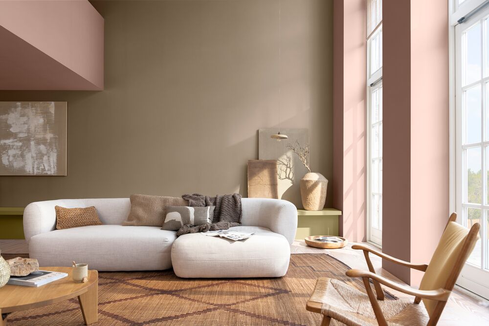 Dulux Ambiance Pearl Glo recalls the iridescence of natural pearls, achieving a play of light and shadow with Wright Stone (10YY 30/106) and Wood Carving (30YR 49/097)