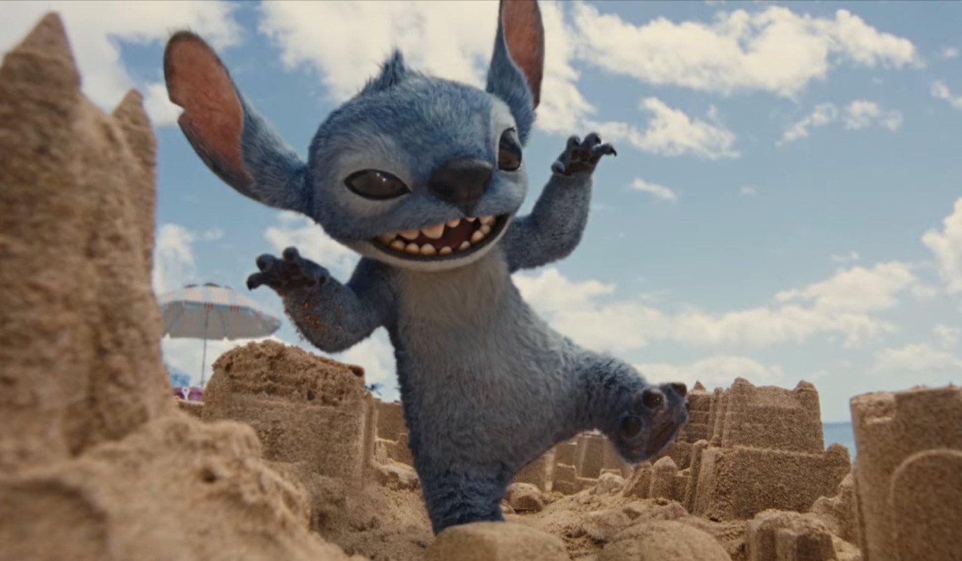 Stitch’s iconic scene where he terrorises a town made of sand (Photo: IMDB)