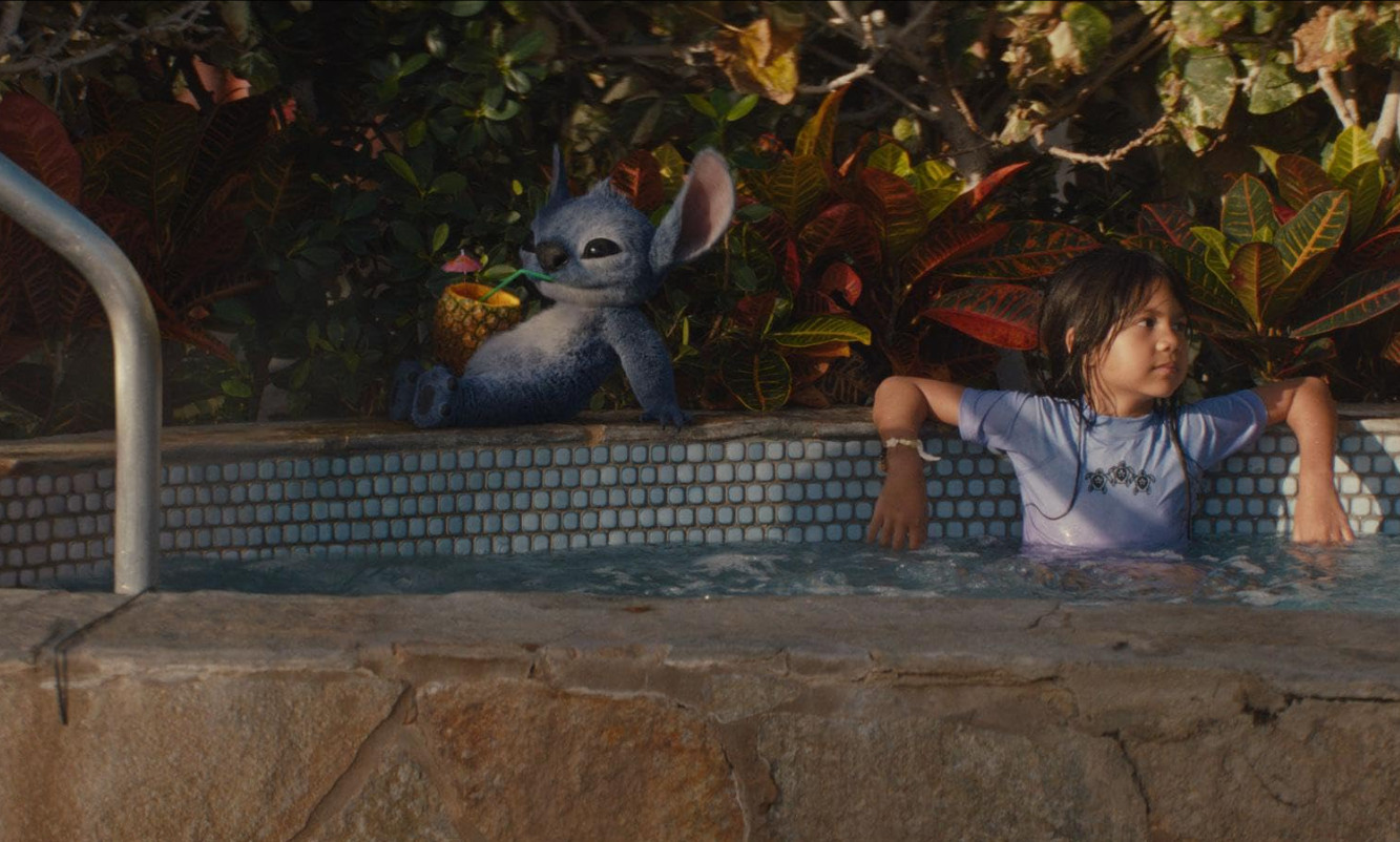 Stitch and Lilo in a resort’s pool after sneaking in (Photo: IMDB)