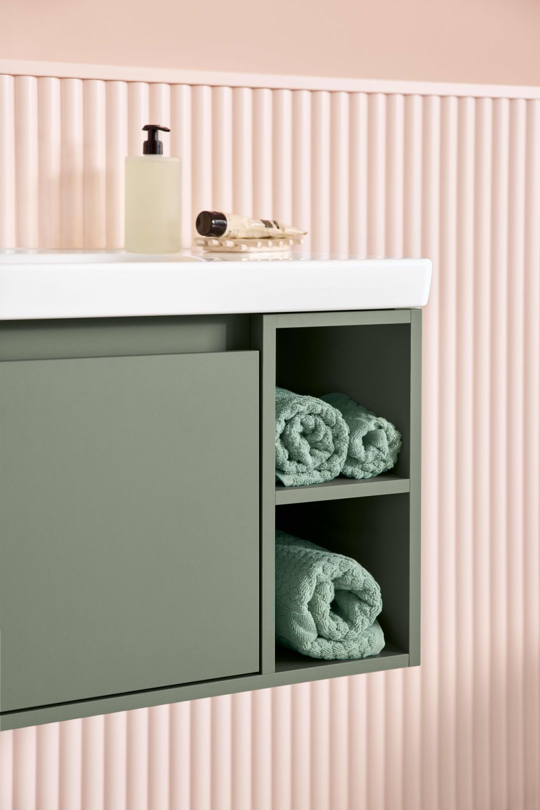Additional open compartments that complement the asymmetric design