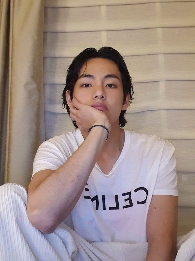 BTS V wearing a Celine t-shirt during his free time, going on a Weverse live (Photo: Weverse)