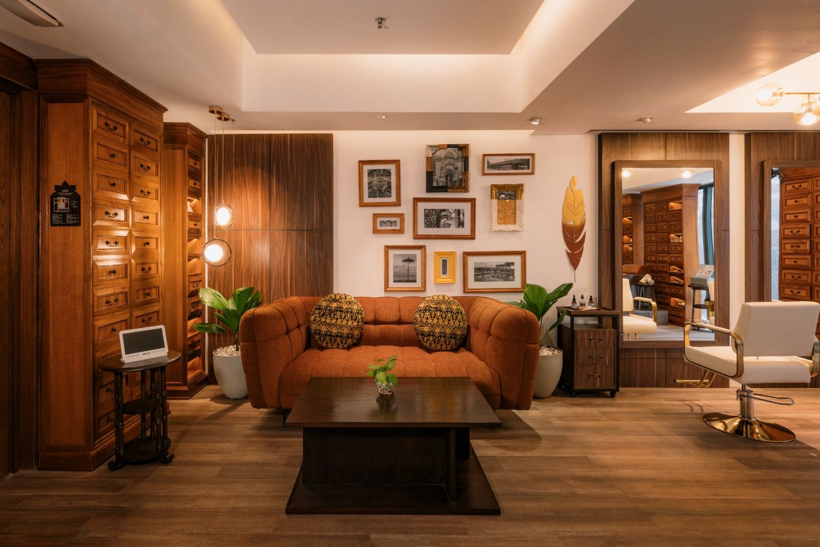 Tamu menikmati perawatan rambut dan kulit kepala mewah dengan produk Davines di Hotel Indigo Bali Seminyak (Foto: Hotel Indigo Bali)