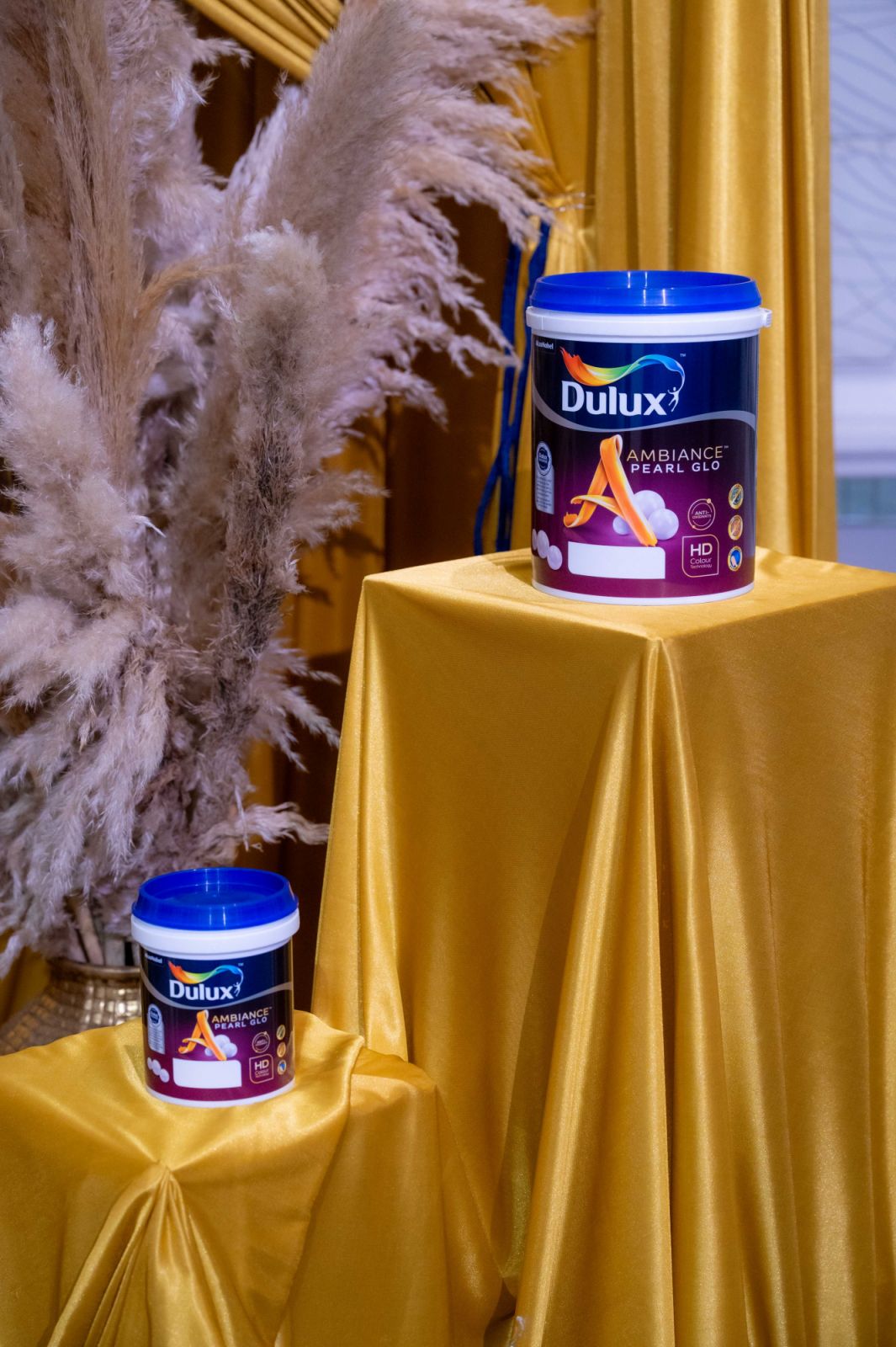 Dulux Ambiance Pearl Glo is formulated with HD Colour Technology and antioxidant properties, keeping walls looking vivid and fresh for longer