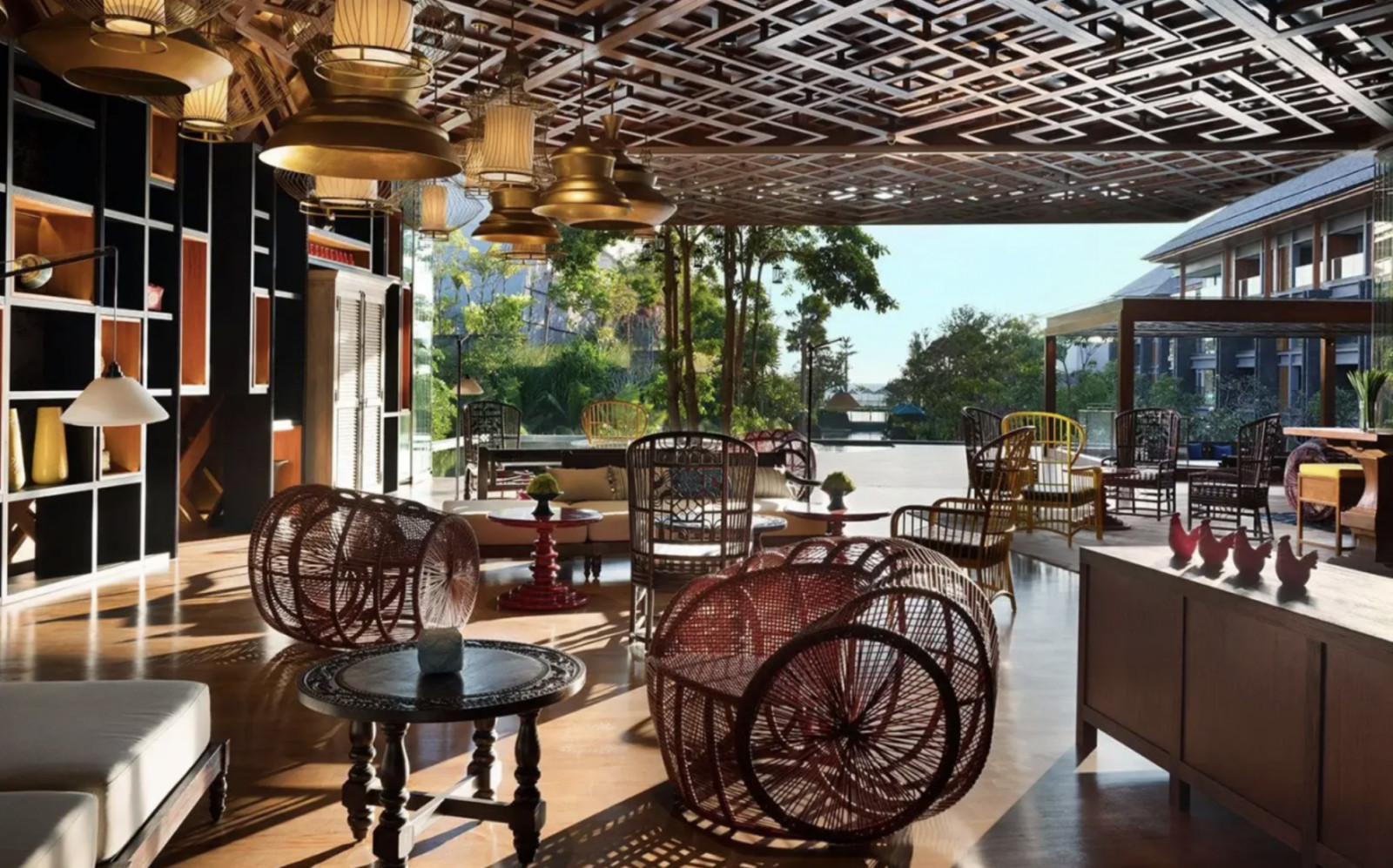 Lobi terbuka Hotel Indigo Bali Seminyak Beach dengan desain interior tropis kontemporer dan sentuhan seni lokal Bali (Foto: Hotel Indigo Bali)