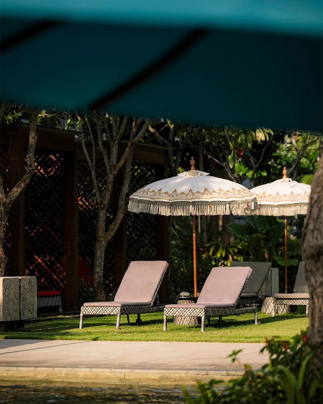 Tampilan eksterior Hotel Indigo Bali Seminyak Beach dengan sentuhan arsitektur modern dan lanskap hijau tropis (Foto: Hotel Indigo Bali)